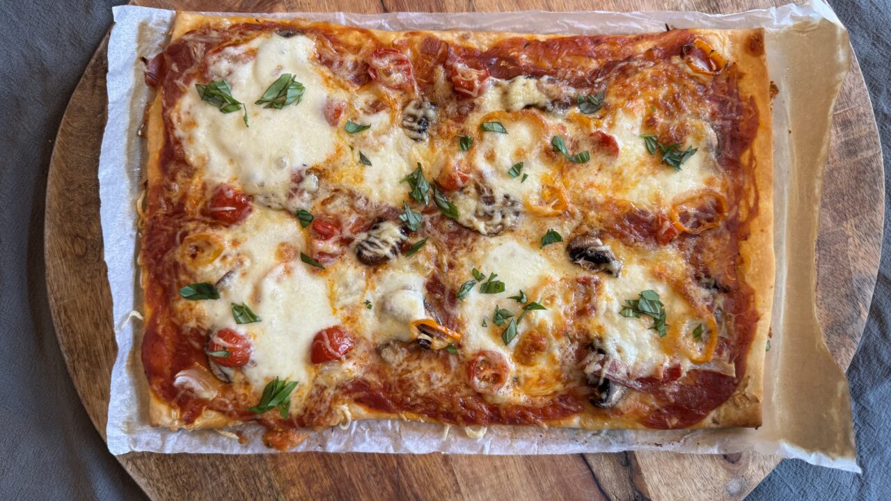 Rijk belegde pizza met salami, mozzarella en knoflookrand — foto 1