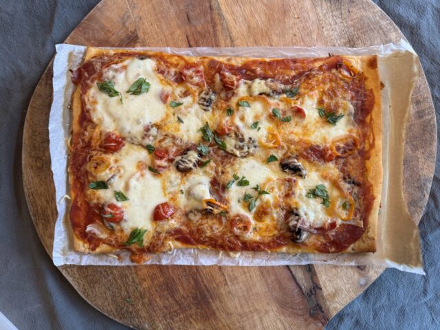 Rijk belegde pizza met salami, mozzarella en knoflookrand
