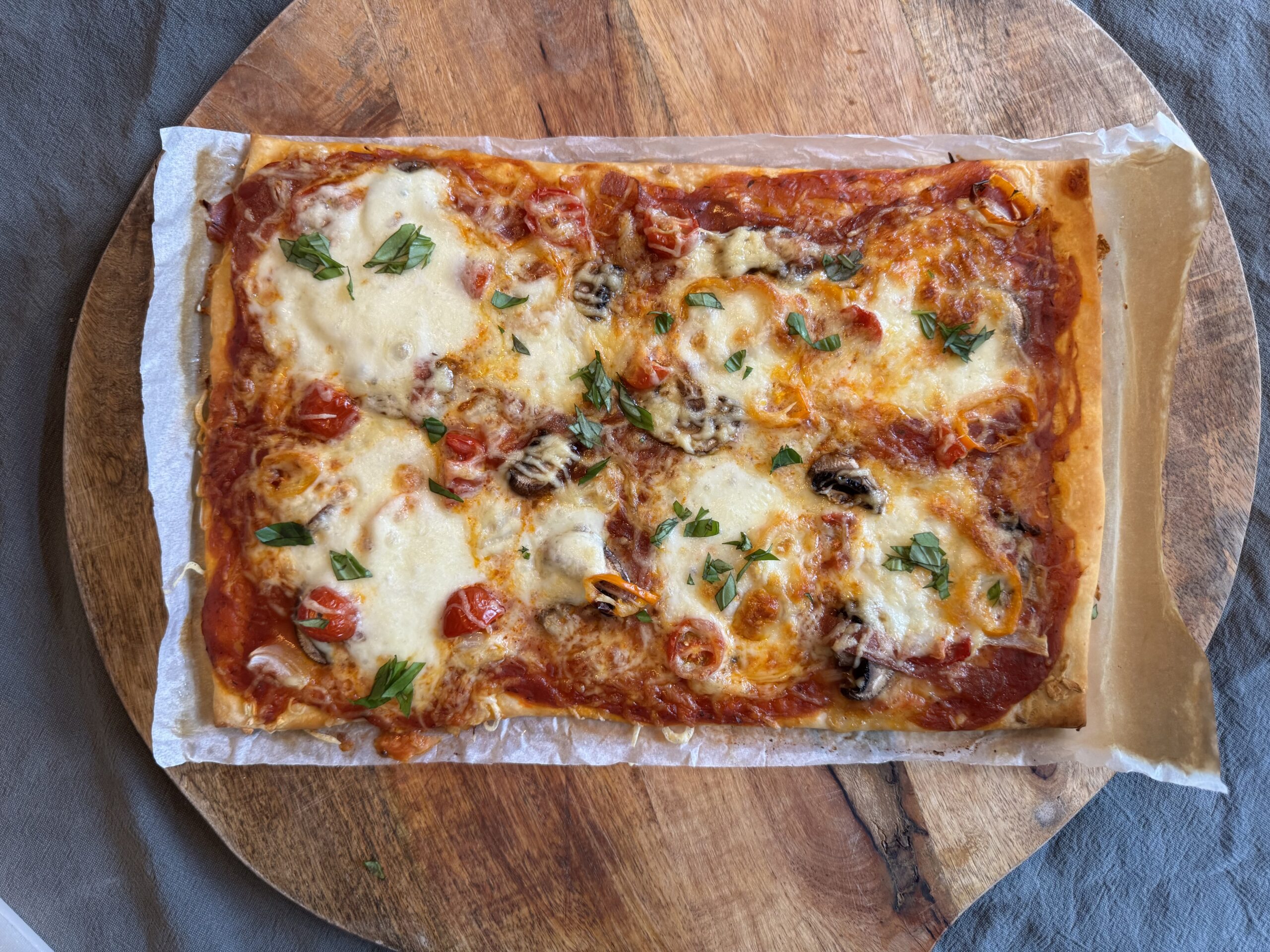 Rijk belegde pizza met salami, mozzarella en knoflookrand