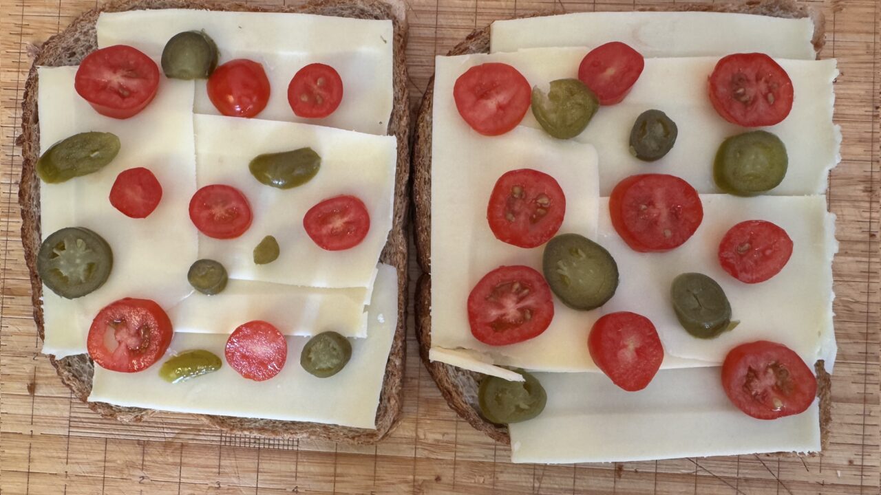 Pittige kaastosti met tomaat en jalapeño, foto 2