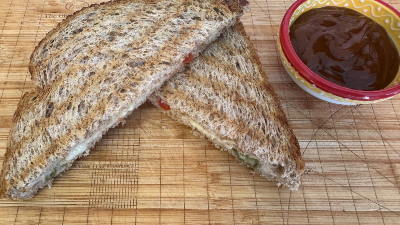 Pittige kaastosti met tomaat en jalapeño, foto 1