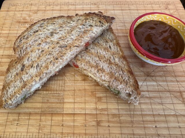 Pittige kaastosti met tomaat en jalapeño