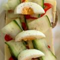 Frisse volkoren boterham met kaas, komkommer, paprika en ei
