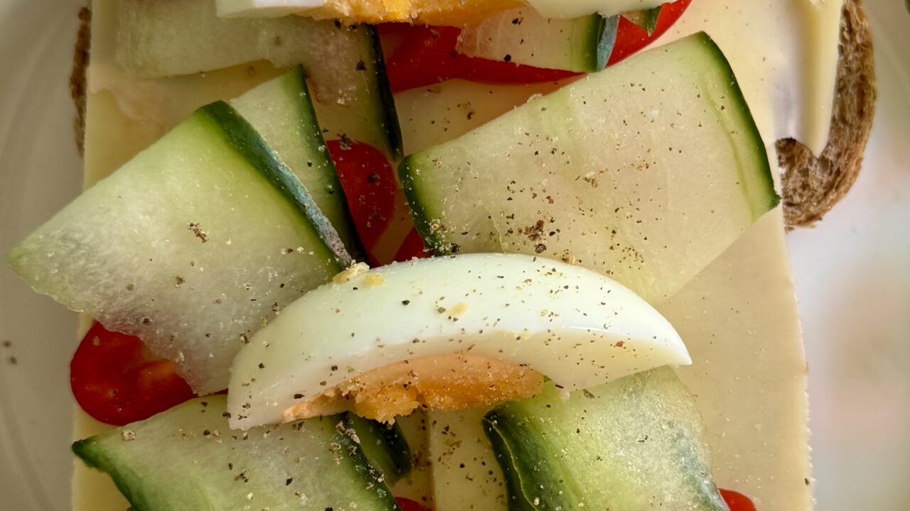 Frisse volkoren boterham met kaas, komkommer, paprika en ei — foto 3