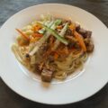 Aziatische mie met krokante tofu, groenten en komkommer