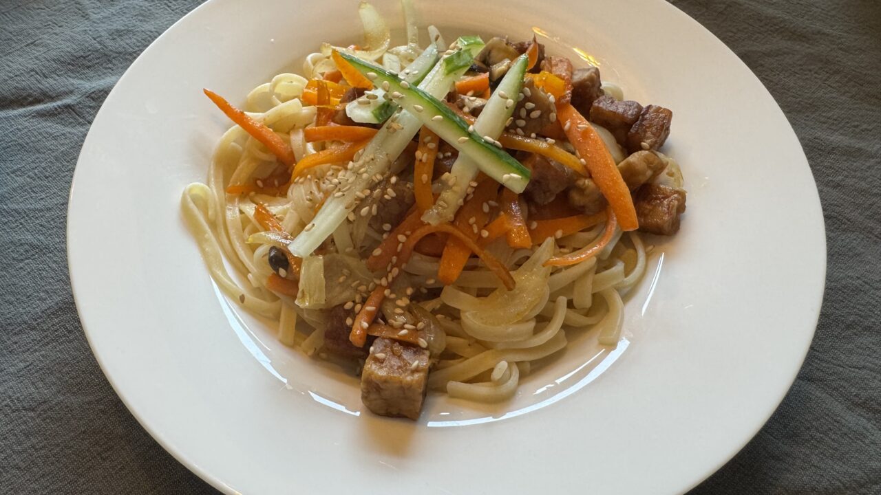 Aziatische mie met krokante tofu, groenten en komkommer, foto 1