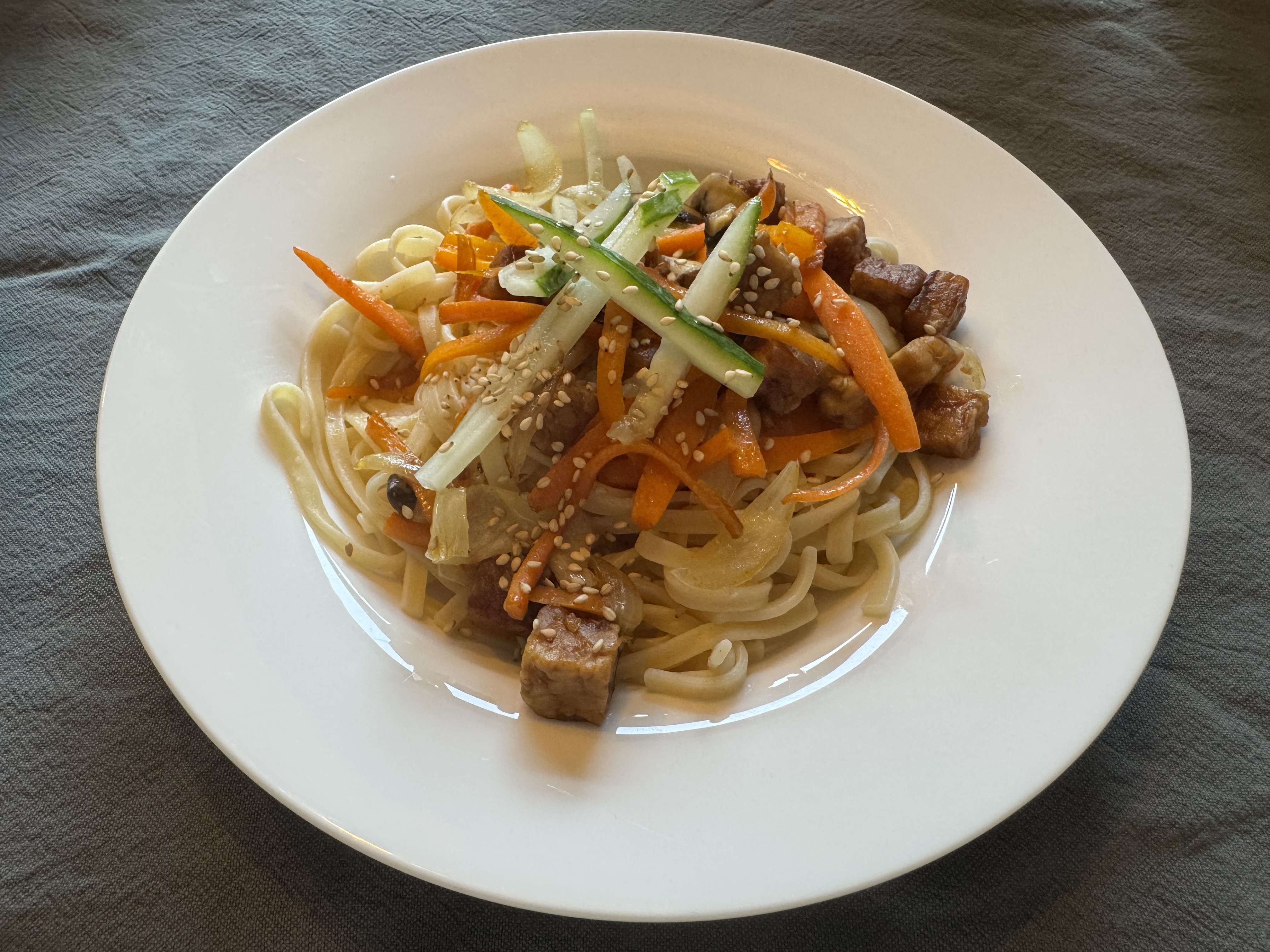 Aziatische mie met krokante tofu, groenten en komkommer