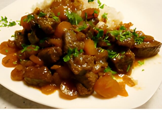 Thais gestoofd rundvlees met broccoli en rijst.