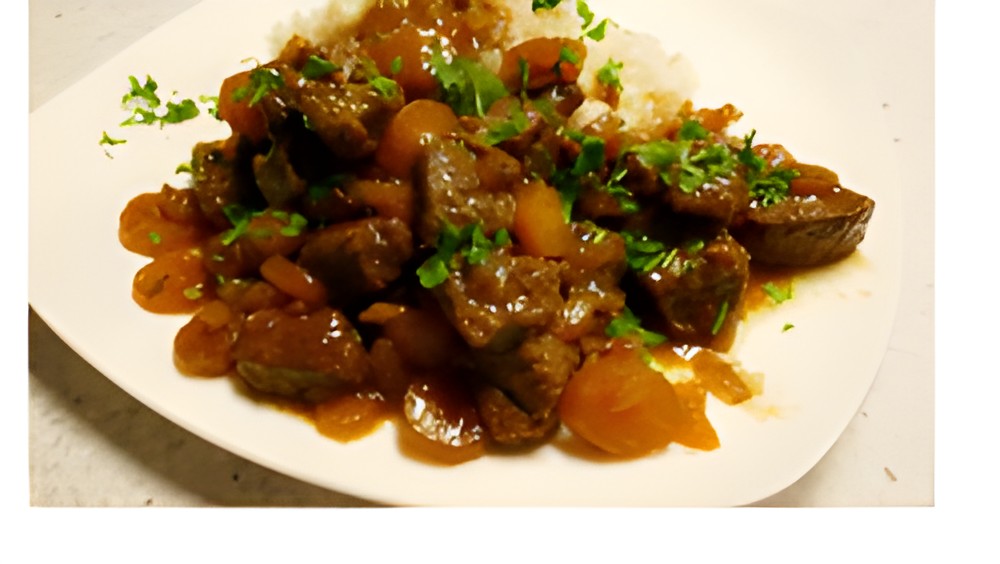 Thais gestoofd rundvlees met broccoli en rijst.