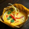 Thaise gele currry met vis gestoomd in bananenblad (Haw Mok Phuket)
