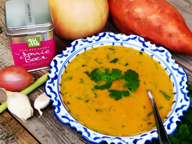 Thaise pompoensoep met zoete aardappel