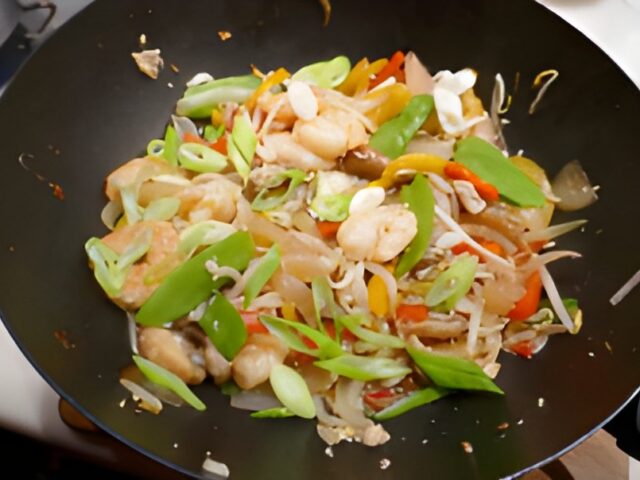 Tjap Tjoy met gamba’s en kabeljauwfilet uit de wok.