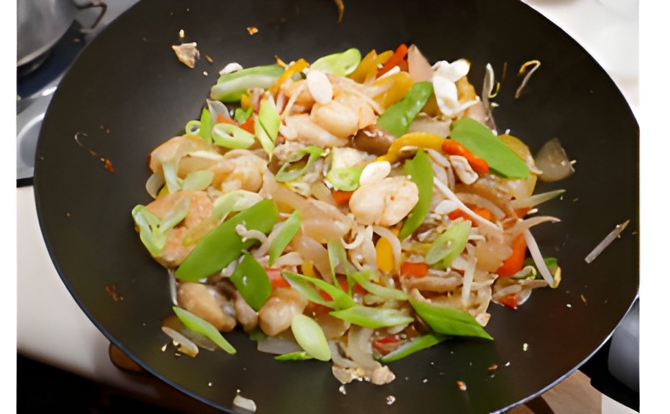 Tjap Tjoy met gamba’s en kabeljauwfilet uit de wok.