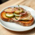 Toast met kalfsescalope en pickles