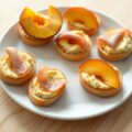 Toastjes met currykaas, ham en perzik