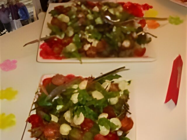 Tomatensalade van kerstomaten met gemarineerde mozzarella