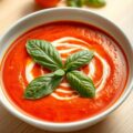 Tomatensoep met verse basilicum