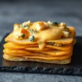 Tompouce van aardappel met blauwschimmelkaas
