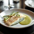 Tongschar met gekonfijt rood witloof, asperges en zurkelsaus