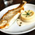 Tongscharfilet met groene peper en witloofflan