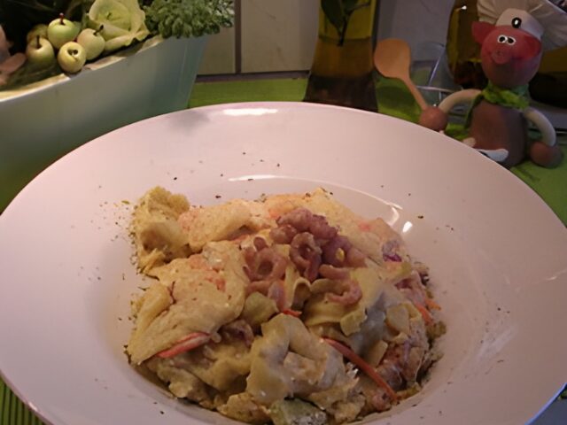 Tortellini met spinazie grijs garnalen gerookte zalm en verse groenten