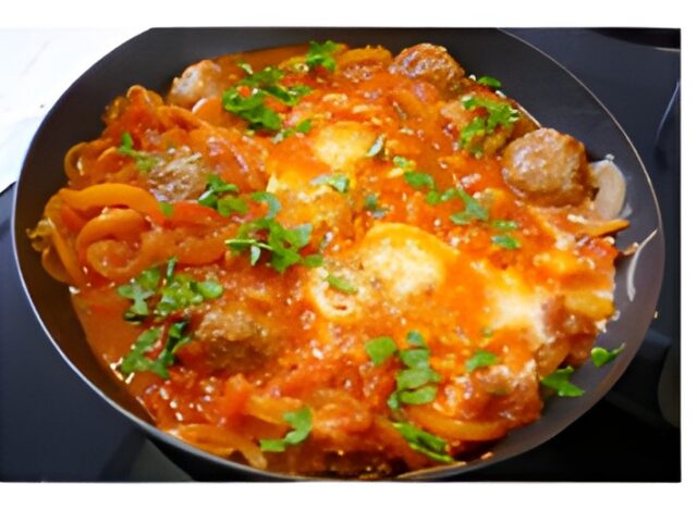 Tunesische Shakshuka met gehaktballetjes.
