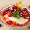 Vanillepudding met rode vruchtensaus