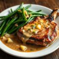 Varkenskotelet met sperziebonen en pikante saus