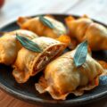 Varkenspasteitjes met appel en salie