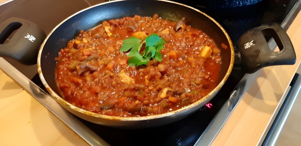 Vegetarische goulash van paddenstoelen en linzen