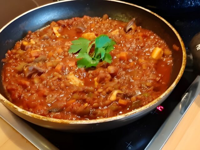 Vegetarische goulash van paddenstoelen en linzen