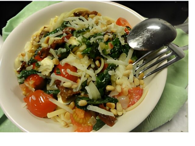 Vegetarische Vijftien minuten pasta met spinazie, tomaat, feta en basilicum