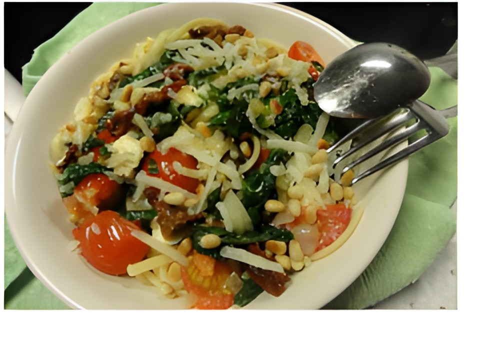 Vegetarische Vijftien minuten pasta met spinazie, tomaat, feta en basilicum