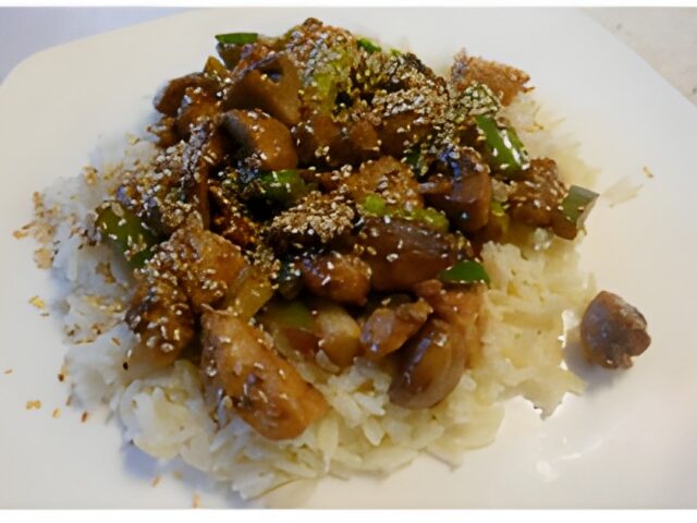 Verrukkelijke Chinese Sesamkip met groene paprika en bosui.