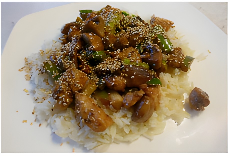 Verrukkelijke Chinese Sesamkip met groene paprika en bosui.