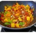 Verrukkelijke kip-kerrie met mango en paprika.