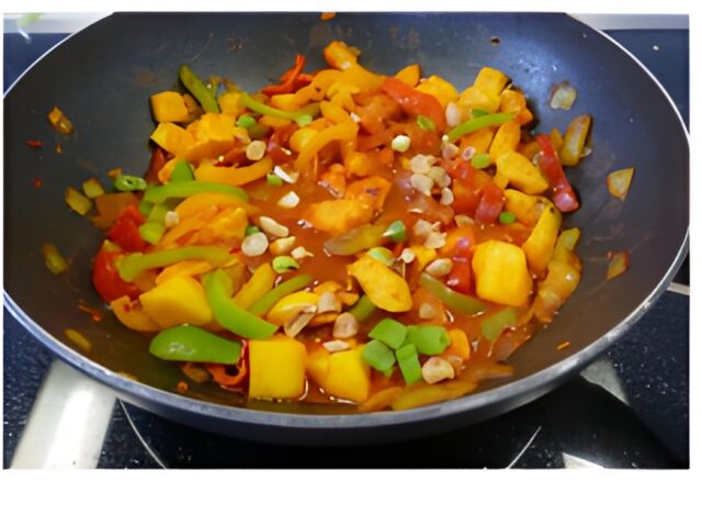 Verrukkelijke kip-kerrie met mango en paprika.