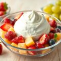 Verse kaas op een bedje van fruit