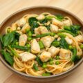 Volkorenpasta met kip en groene groenten