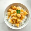 Voorgerechtje met kip, ananas, gember en curryroom