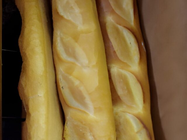Warm gevuld stokbrood met gehakt en kaas