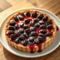 Warm kaasbiscuittaartje met rozijnen in rode ports