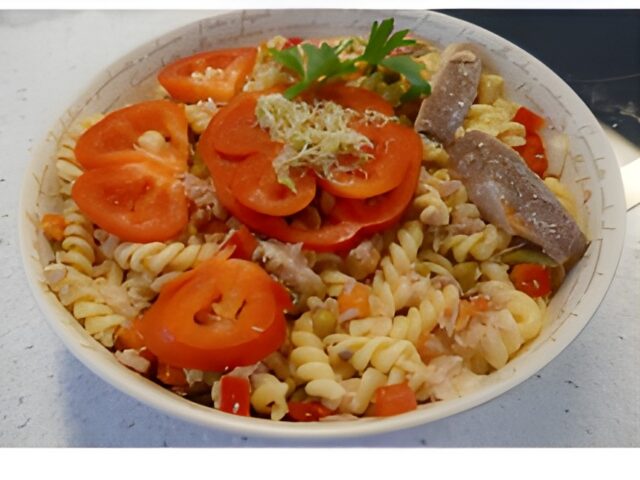 Warm Weer Pastasalade met Tonijn en Sardientjes.