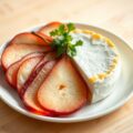 Warme brie met een waaier van gepocheerde peer