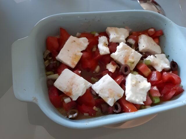 Warme feta met tomaat en olijven uit de oven