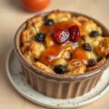 Warme fruit-broodpudding met abrikozensaus