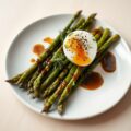 Warme groene asperges met rozemarijndressing