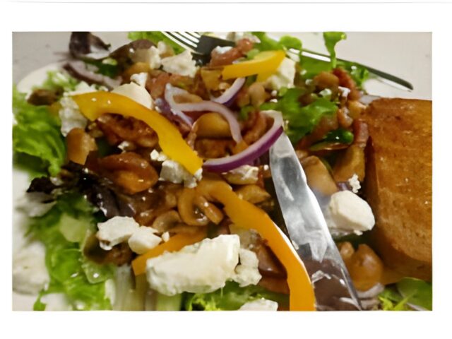WINTER – SALADE met champignons, spekjes en geitenkaas.
