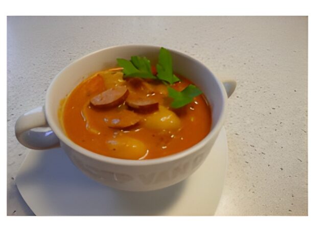 Winterse tomaten – maaltijdsoep met rookworst en pipe rigate.