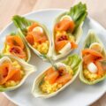 Witlof met gerookte zalm en roerei